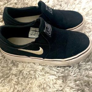 Nike toddler 11.5 black slide shoes